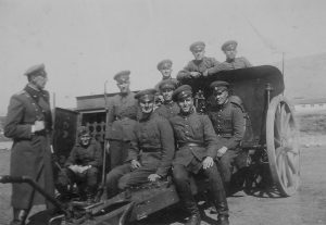 На път към фронта, декември 1944 г. (мл.серж. Божин Мочев сред групата)